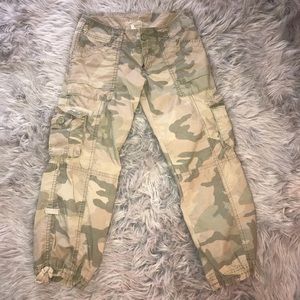 Camo Hollister cargo capris